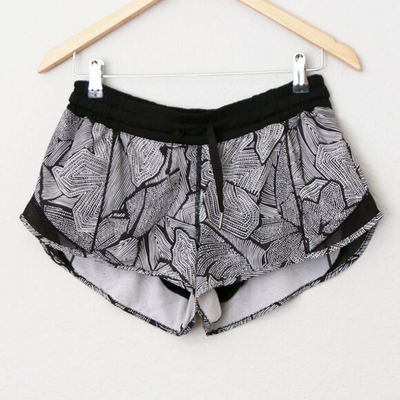 Lululemon Hotty Hot Shorts Dottie Tribe White Black 2.5" Inseam Size 8 Active - Picture 5 of 16